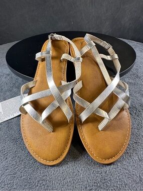 Amazon Essentials Women's Silver Metallic Strappy Flat Sandals Size 11 NWT